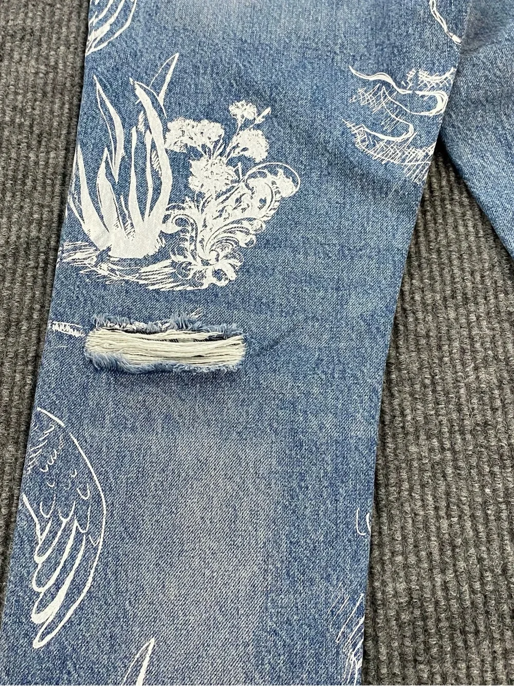 Zara Men's Renaissance Printed Distressed Jeans Size 29